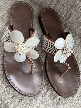 Beverly Feldman Mother of Pearl Floral Flip Flop. Women’s size 8.